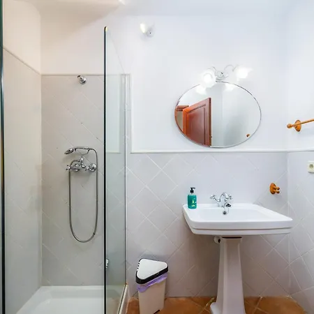 Casita En Cala Junto Al Mar 1 *